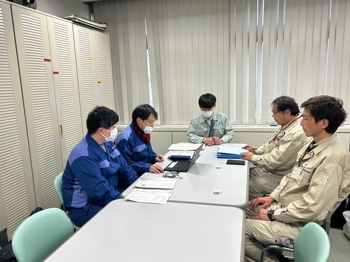一宮市職員への引継ぎの様子