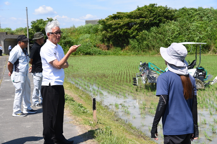視察する市長