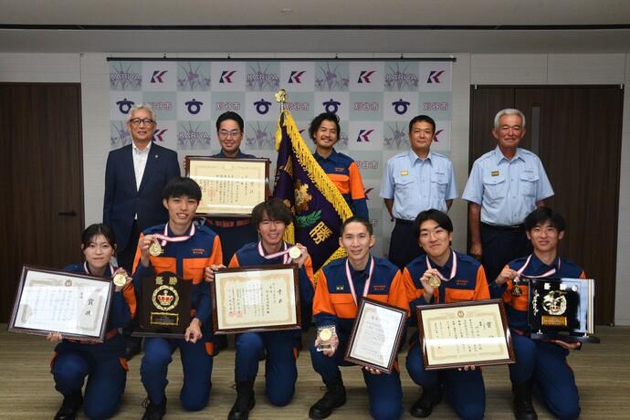 市長と消防団員の集合写真