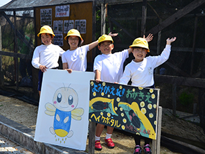 ホタルを紹介する小学生の写真