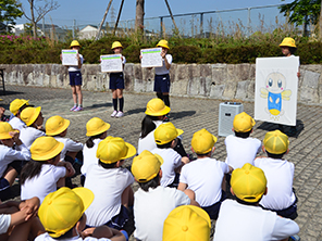 ホタルを紹介する小学生の写真