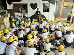 牛についての説明を聞く小学生の写真