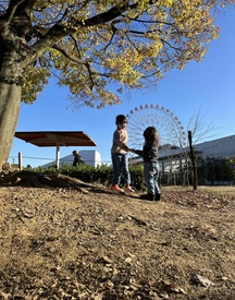 公園で遊ぶ子どもの写真