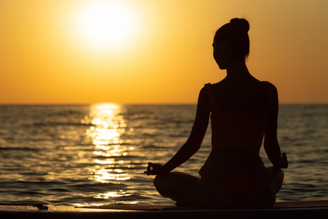 ヨガのポーズをとる女性