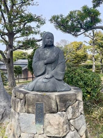 於大の方座像
